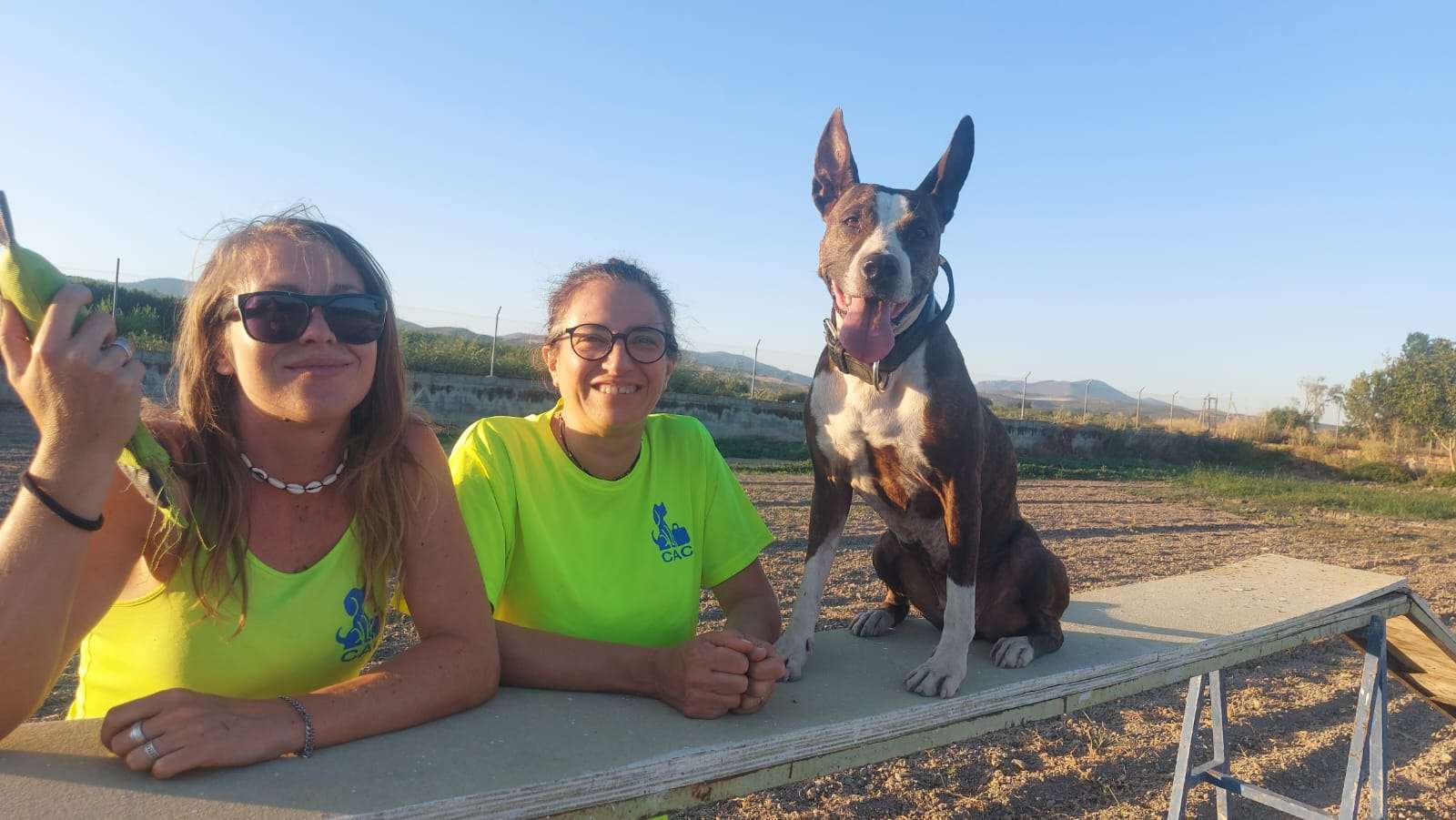 Carmen y Sara en el centro de adiestramiento canino y estancias de Perroeducadoperrofeliz