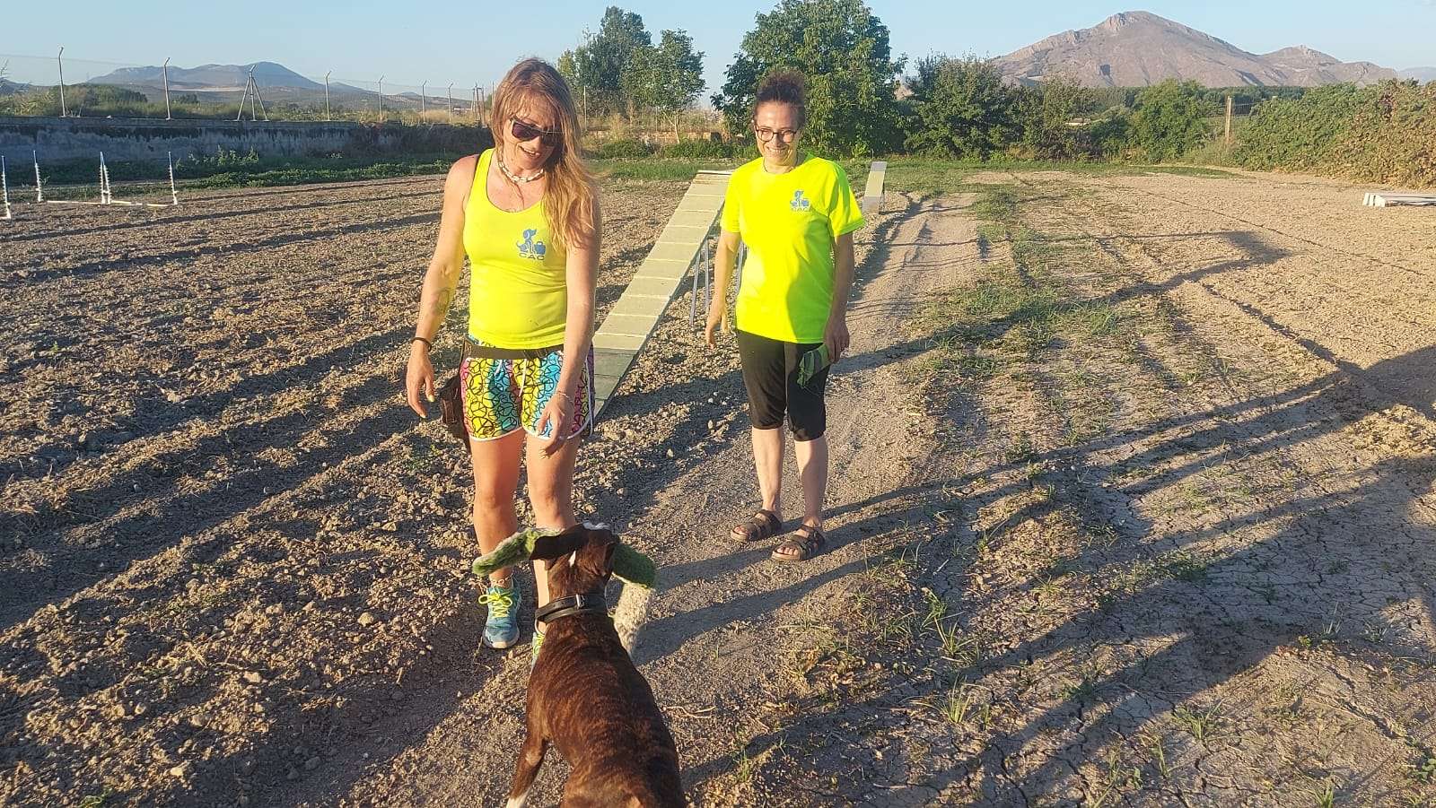 Carmen y Sara en el centro de adiestramiento y estancias de Perroeducadoperrofeliz